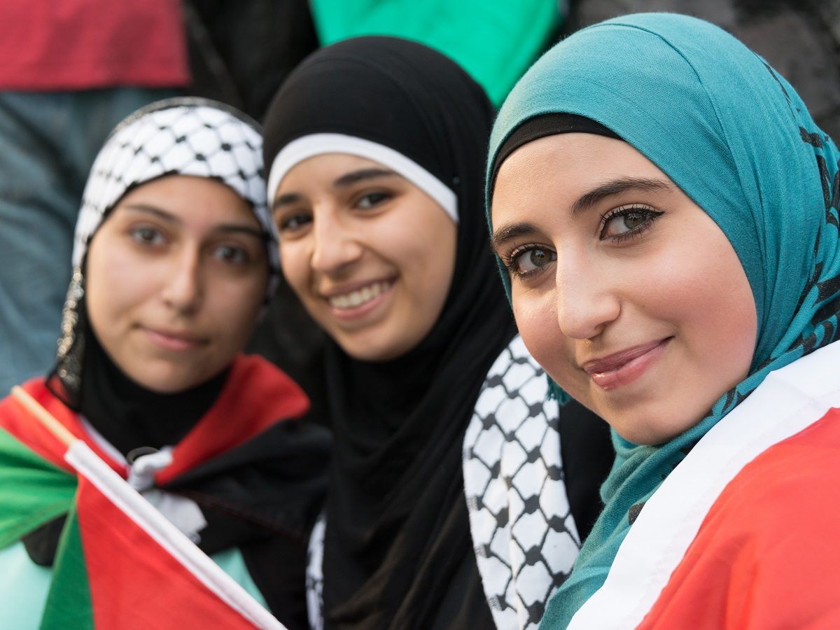 Des femmes voilées avec le drapeau de Jordanie