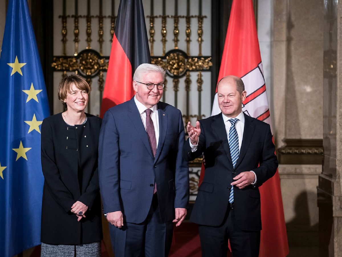 Olaf Scholz et Frank-Walter Steinmeier devant le drapeau de l'Allemagne