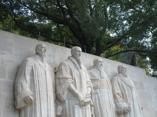 Les quatre statues du Mur des Réformateurs à Genève