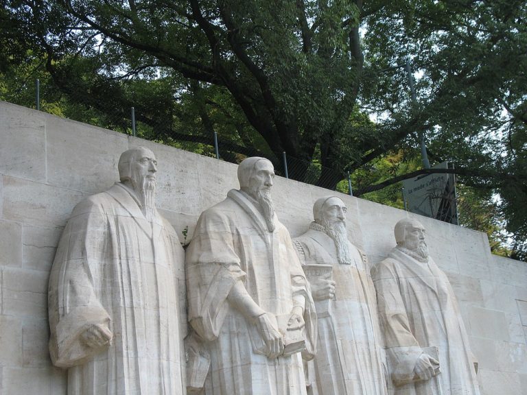 Les quatre statues du Mur des Réformateurs à Genève