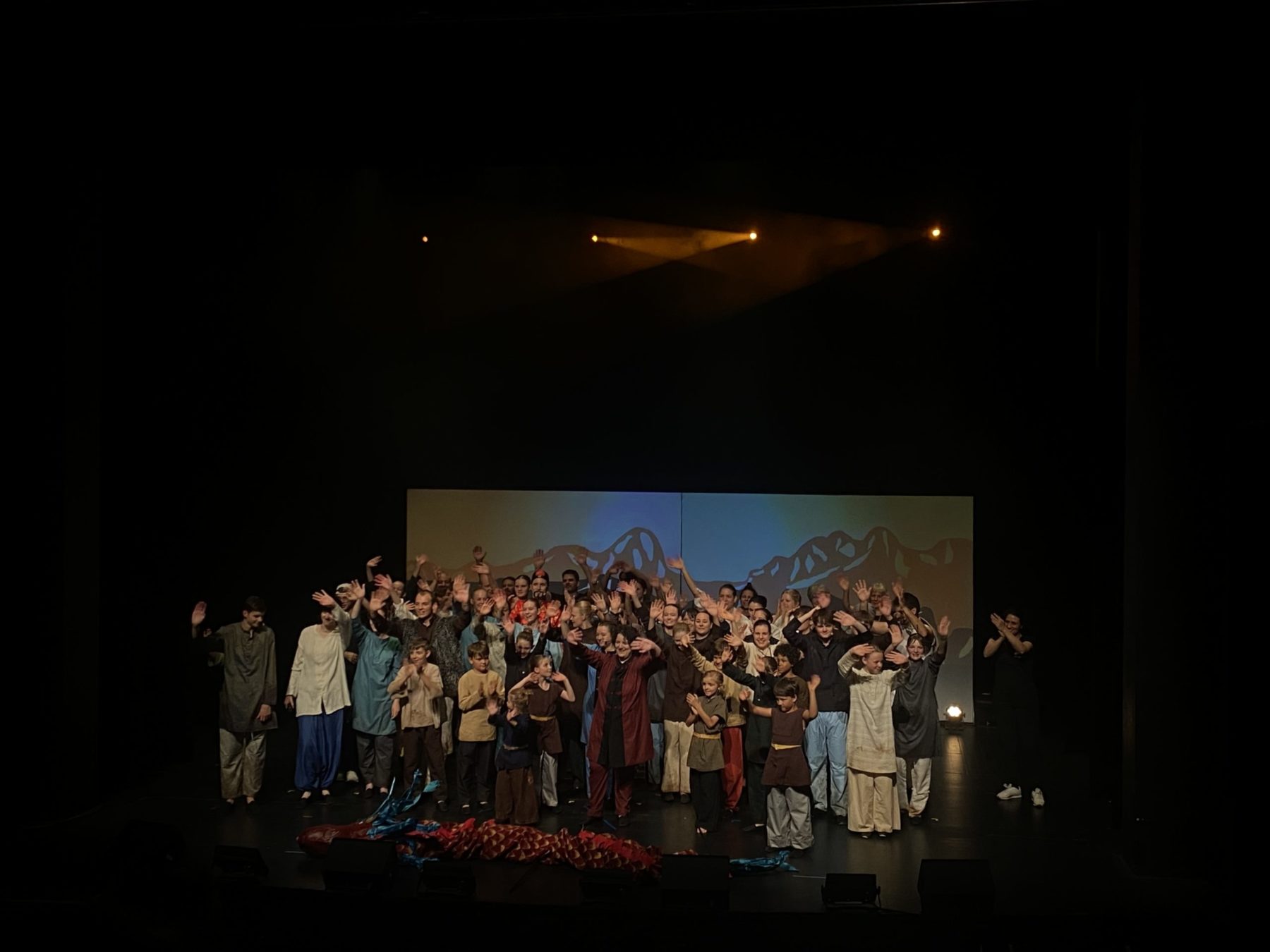 La troupe de la comédie musicale « Gladys Aylward – Au-delà des montagnes » sur scène