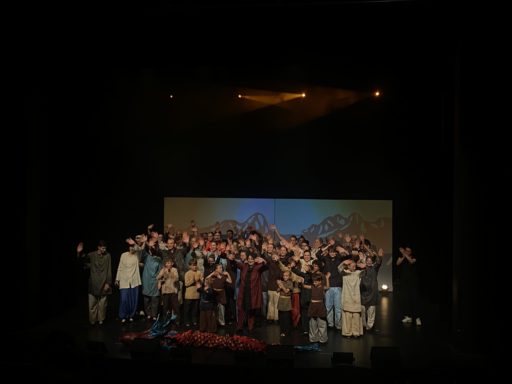 La troupe de la comédie musicale « Gladys Aylward – Au-delà des montagnes » sur scène