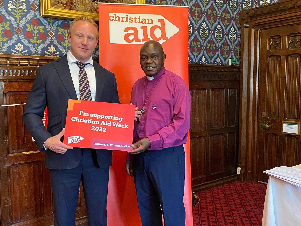 L'homme politique Sam Tarry et John Sentamu, président de l'ONG Christian Aid, tiennent une pancarte: "Je soutiens la semaine Christian Aid 2022"