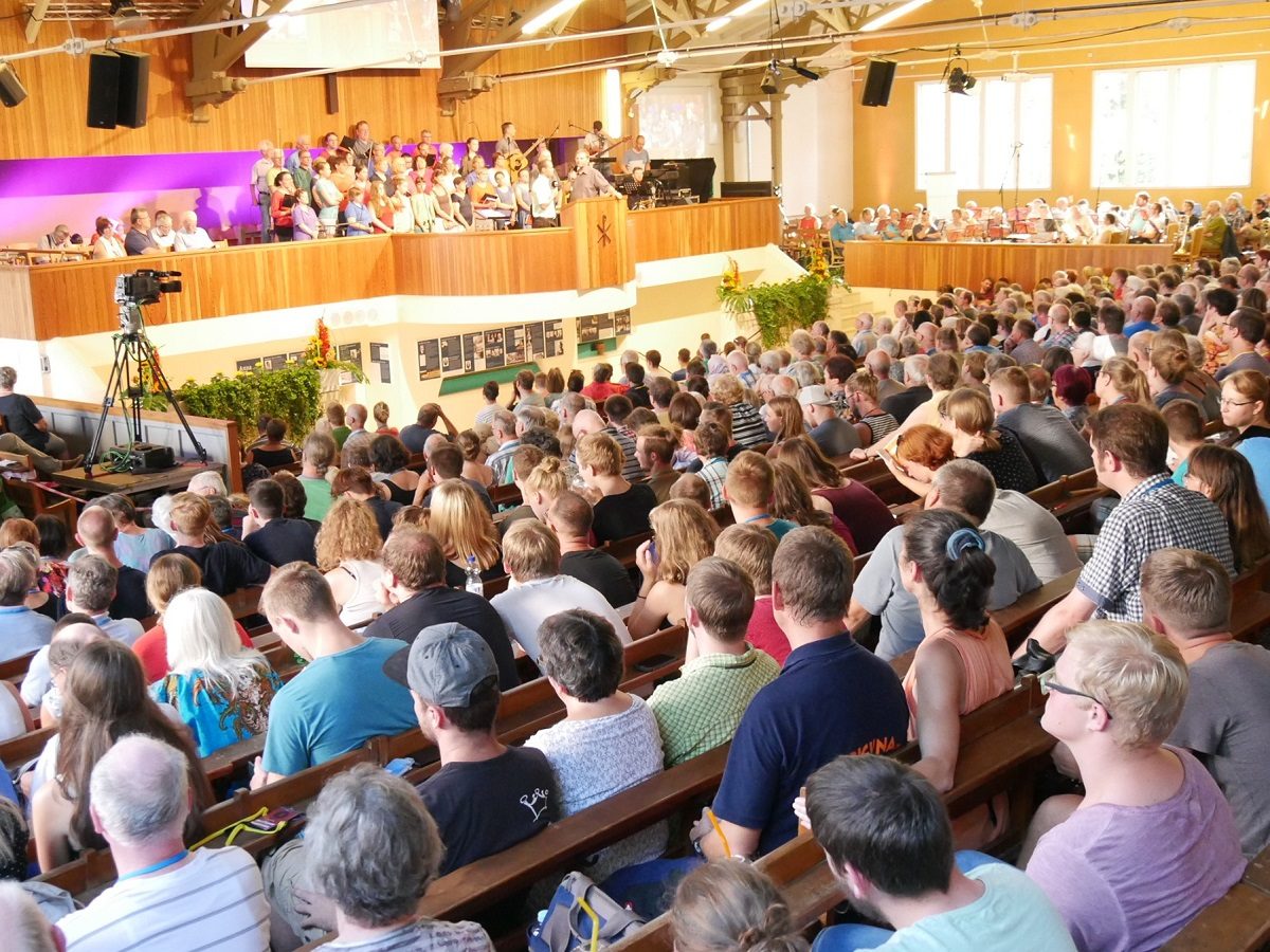 Plusieurs dizaines de personnes, assises sur des bancs, assistent à la Conférence de l'Alliance évangélique d'Allemagne