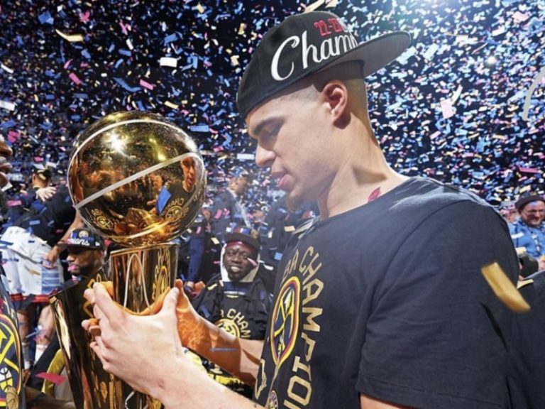 Le basketteur Michael Porter Jr soulève le trophée NBA sous les confettis