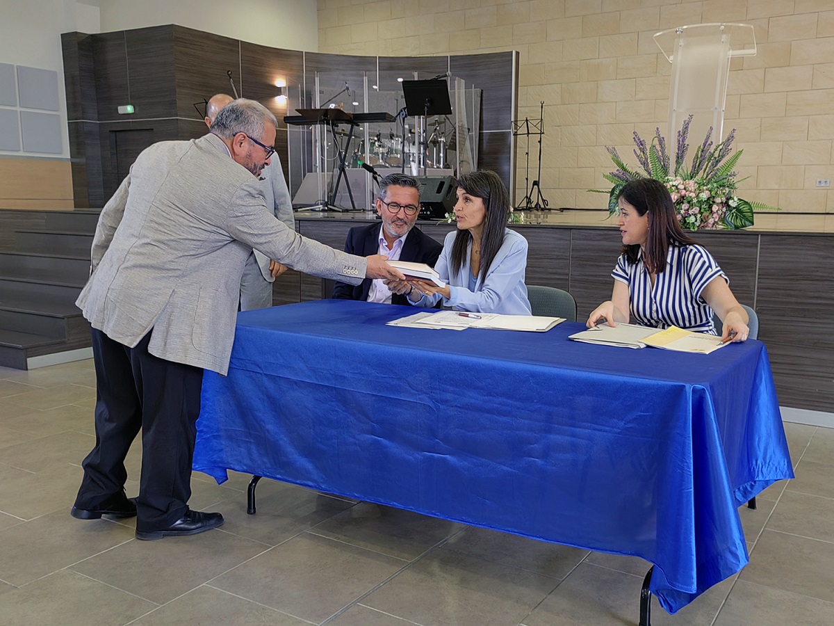 Raúl Vázquez, secrétaire du Conseil évangélique du Pays basque, remet un exemplaire de la Bible en basque à la ministre.