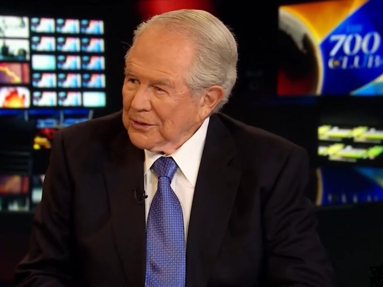 Pat Robertson sur un plateau de télévision