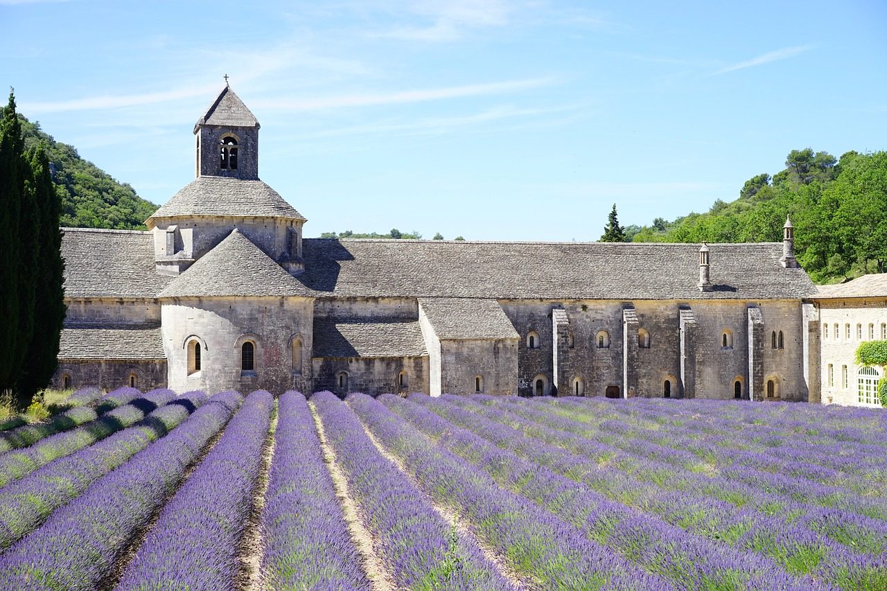 Une abbaye dans des champs de lavande.