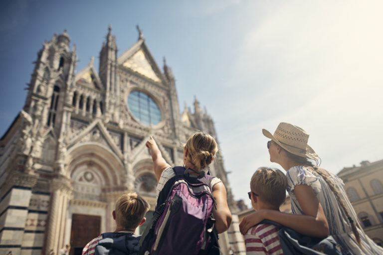 Des touristes regardent vers le haut d'une église