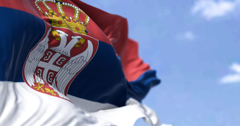 Un drapeau serbe flotte au vent