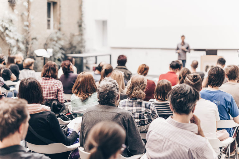 Une salle de conférence pleine.