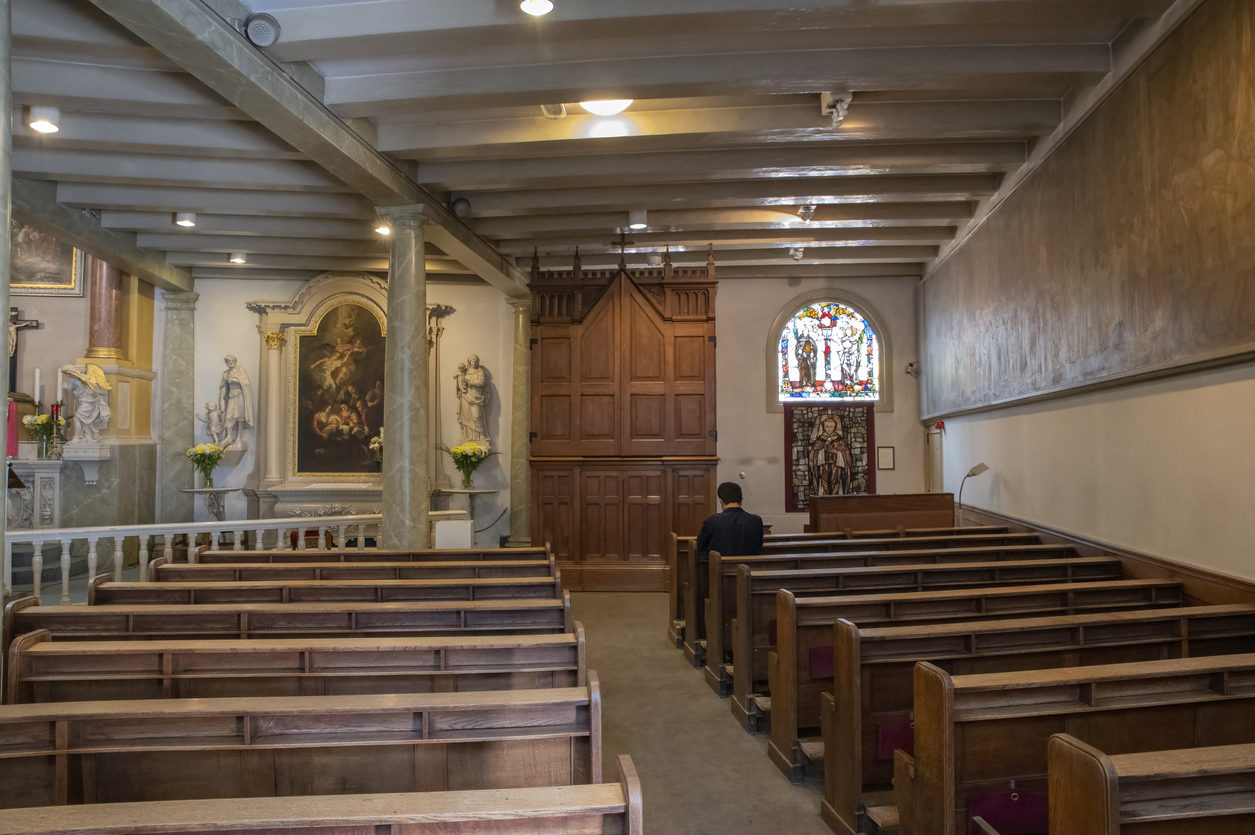 Intérieur d'une église presque vide