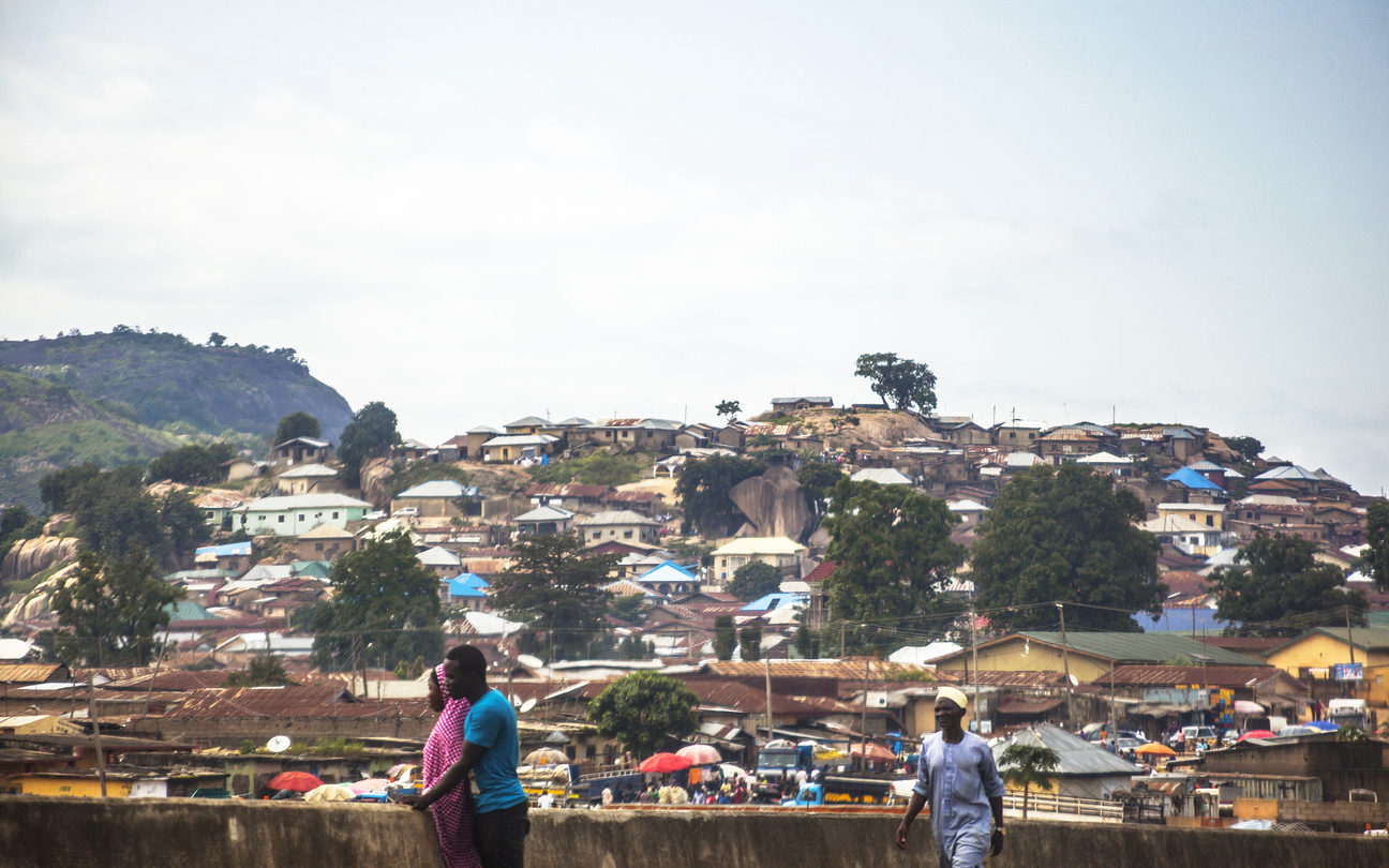 Vue d'une petite ville du Nigeria