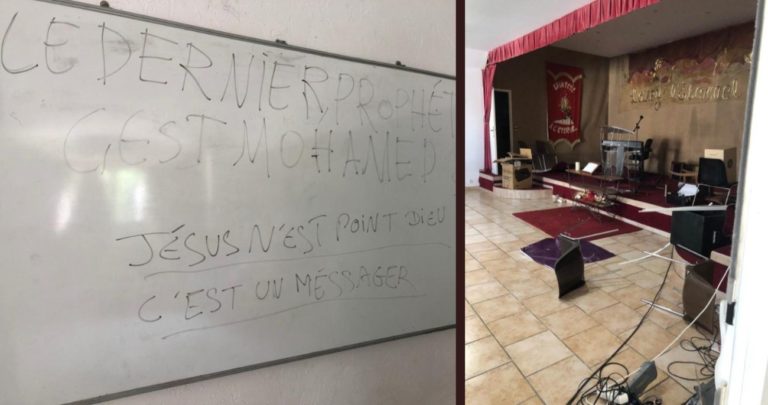 Photos des inscriptions sur le tableau blanc et du mobilier renversé sur la scène, près de la chaire.