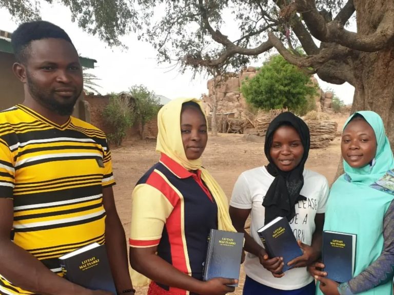 Des jeunes, bible à la main