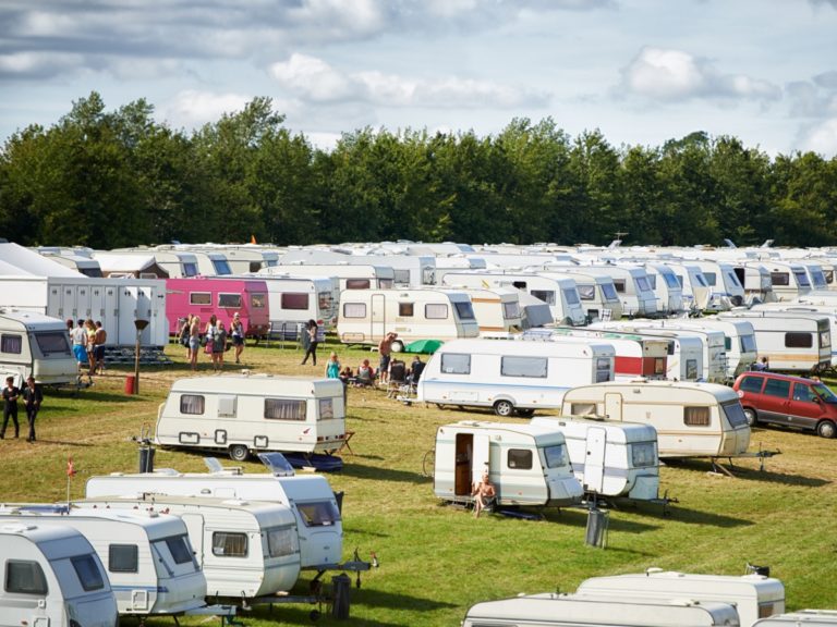 Des centaines de caravanes sont installées sur un terrain en herbe