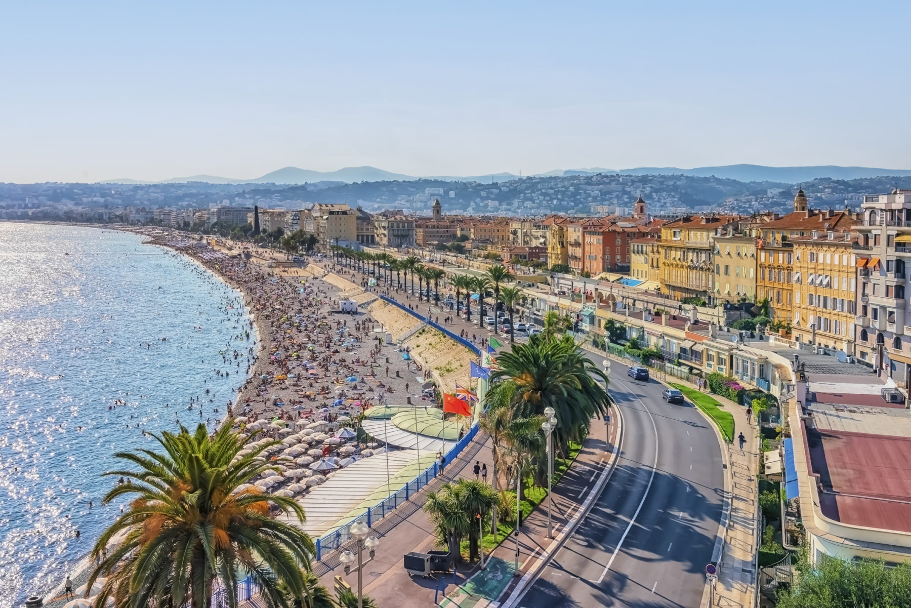 Une partie de la ville de nice et sa plage vu d'un drone.