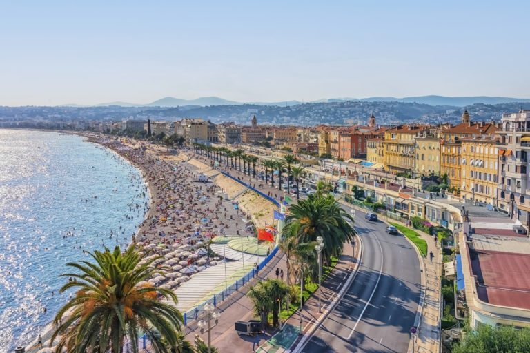 Une partie de la ville de nice et sa plage vu d'un drone.