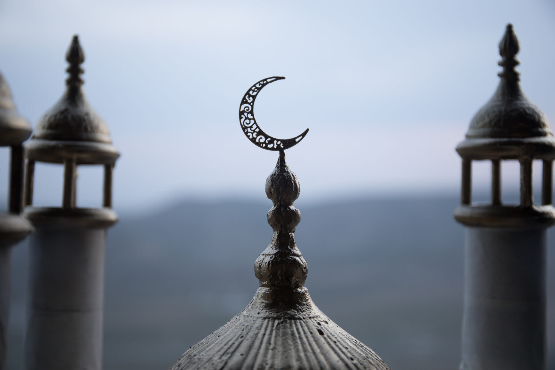 Photo d'un croissant de lune au sommet d'un bâtiment musulman
