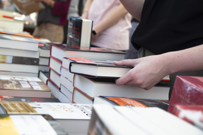 Des personnes touchent aux livres dans une librairie