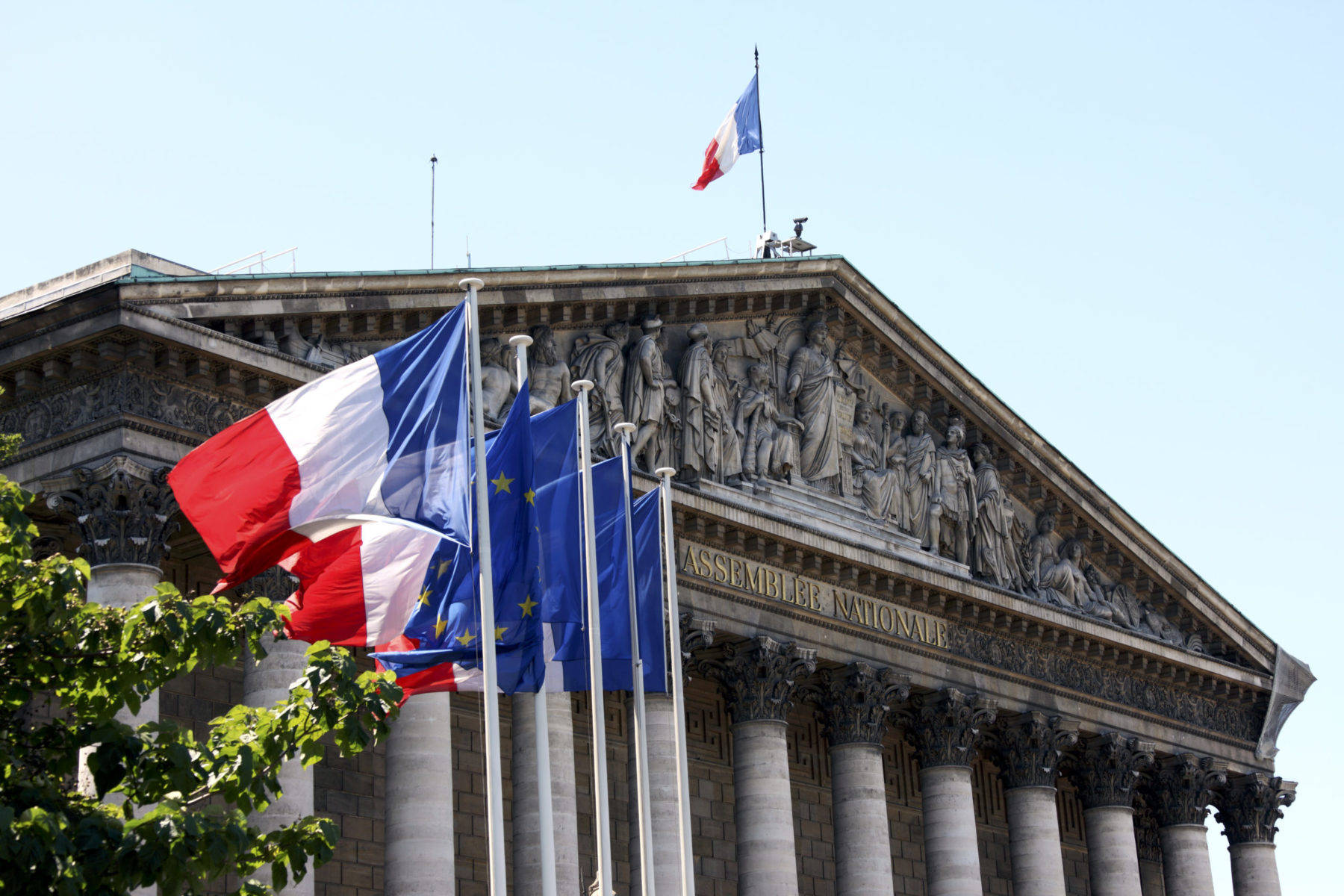 Le bâtiment de l'Assemblée Nationale française avec, devant, le drapeau français et celui de l'Europe