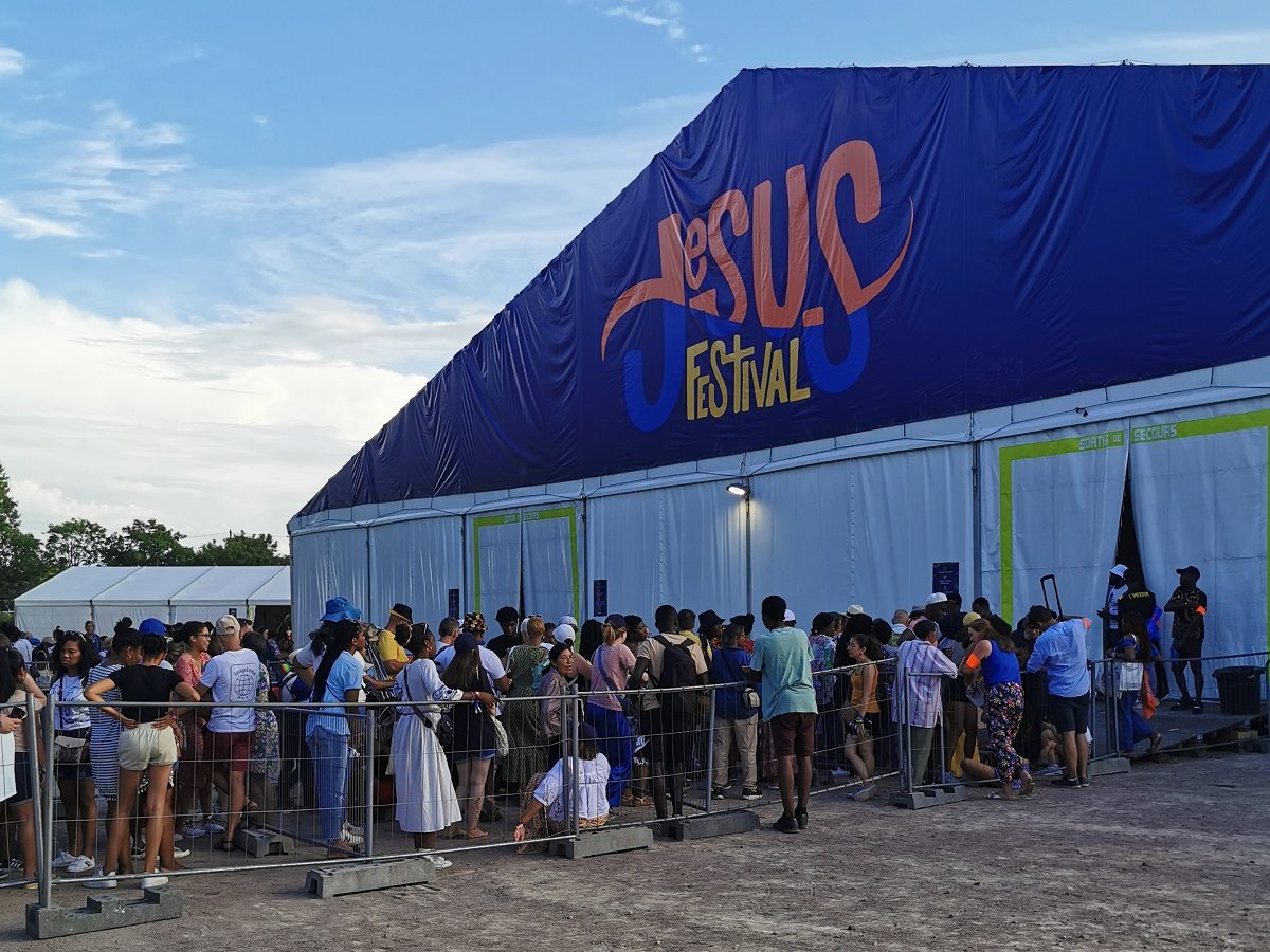 Des festivaliers attendent pour entrer sous le chapiteau principal du Jésus Festival