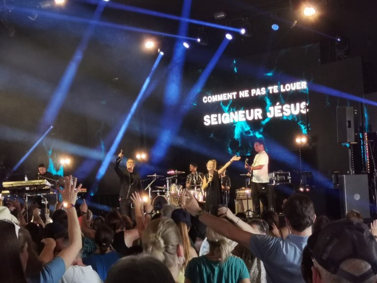 Grégory Turpin chante "Comment ne pas te louer?" sur la scène du Jésus Festival