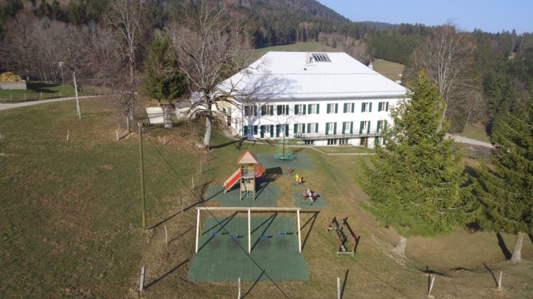 Le grand bâtiment de la propriété de Lignerolle, sur flanc de montagne