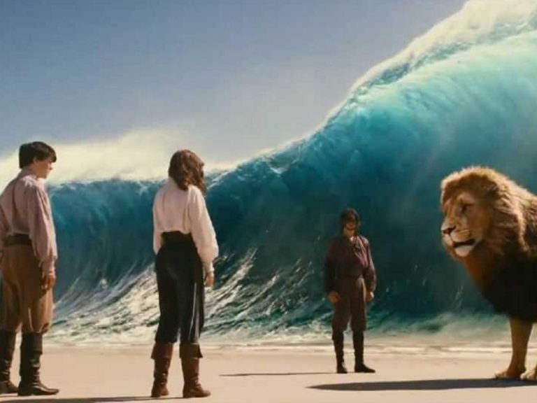 Image d'illustration du film Narnia avec le lion Aslan, Edmund, Lucy sur le sable devant l'océan