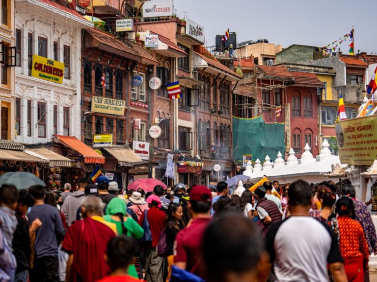 Une rue de Katmandou (Népal) avec beaucoup de personnes