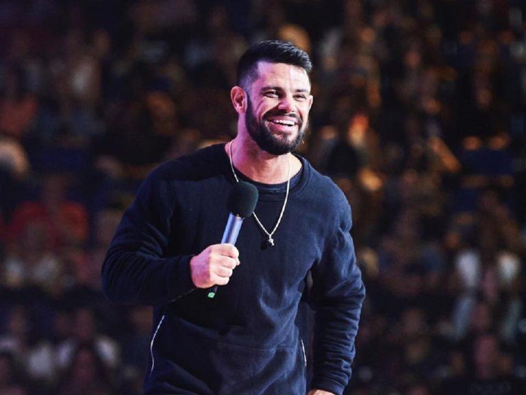 Steven Furtick micro en main sur scène