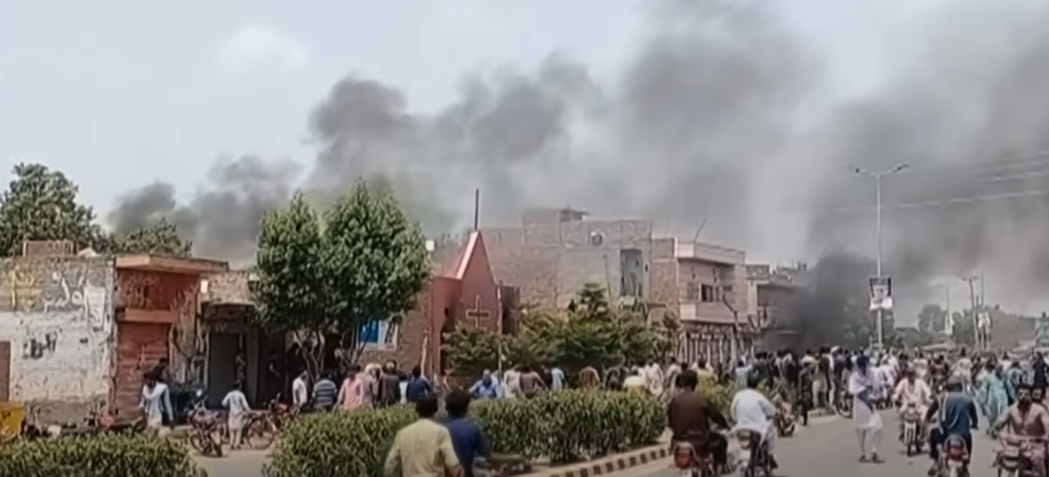 Pakistan: églises brûlées lors d'émeutes. Fumée qui s'élève des décombres.