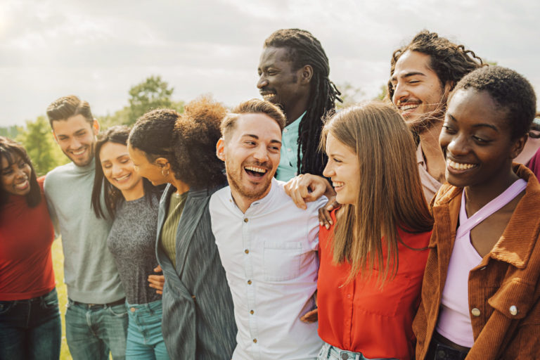 Un groupe de jeunes adultes exprimant leur joie d'être ensemble