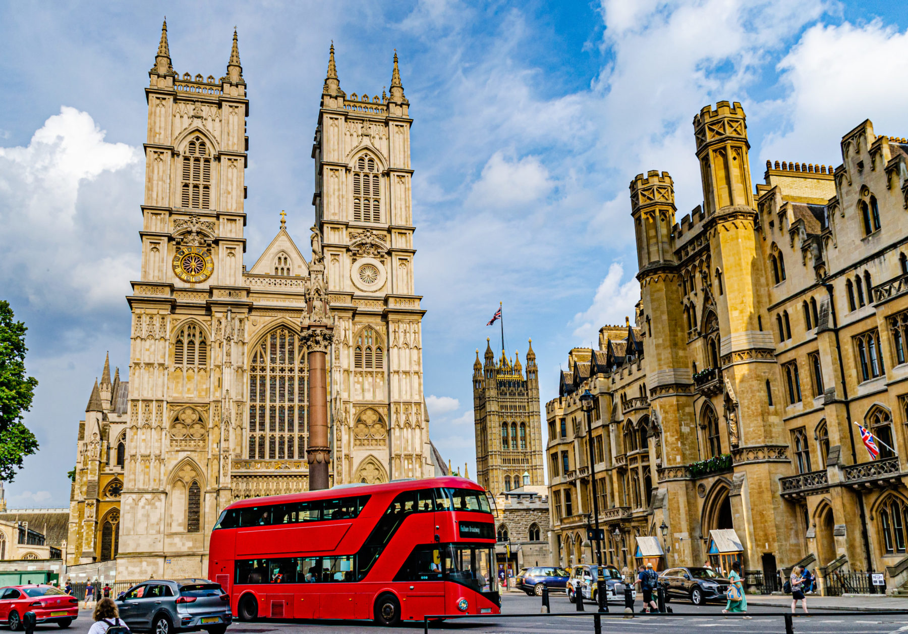 Un bus anglais passant devant l'abbaye de Westmintser