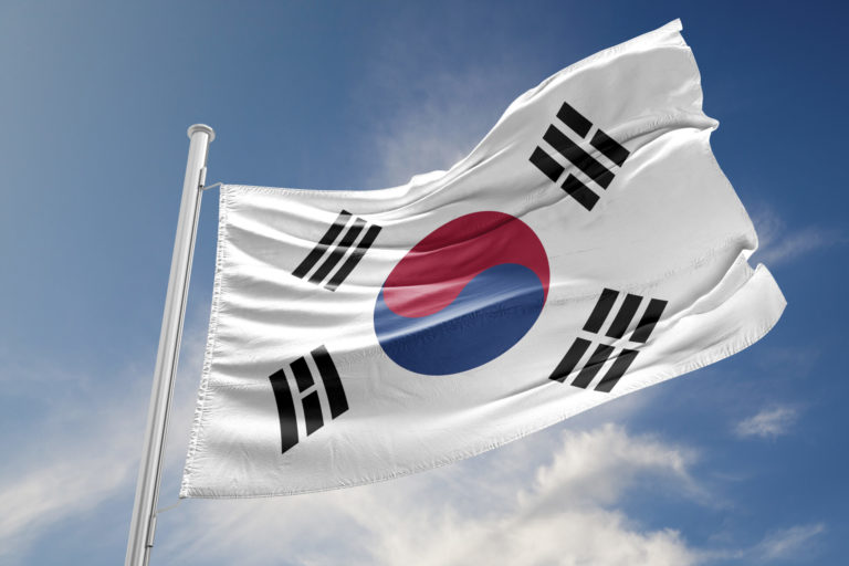 Drapeau de la Corée du Sud flottant dans un ciel bleu