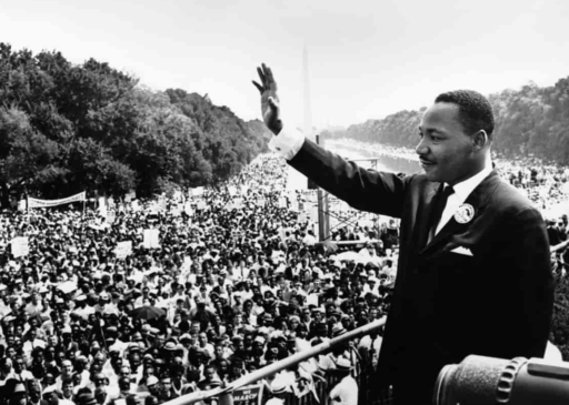 Martin Luther King lève sa main vers la foule durant son discours "I have a dream"