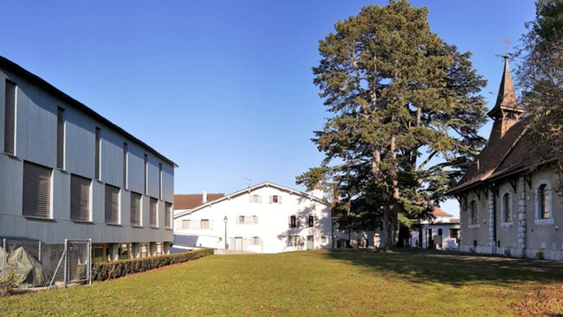 Les trois bâtiments de la paroisse de Meyrin