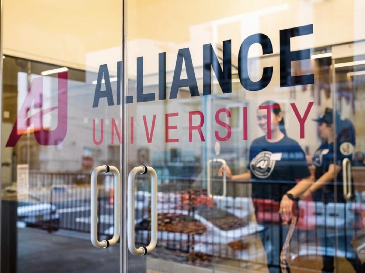 Une étudiante pousse la porte de l'Alliance university, fondée en 1882 à New York