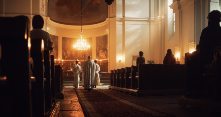 Messe catholique. Prêtres en blanc qui font une lithurgie