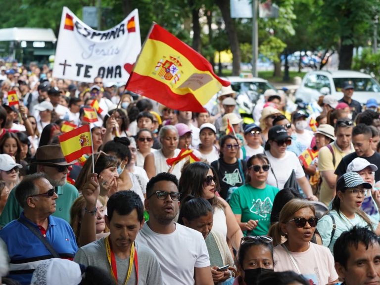 Des chrétiens marchent dans la rue et prient pour l'Espagne