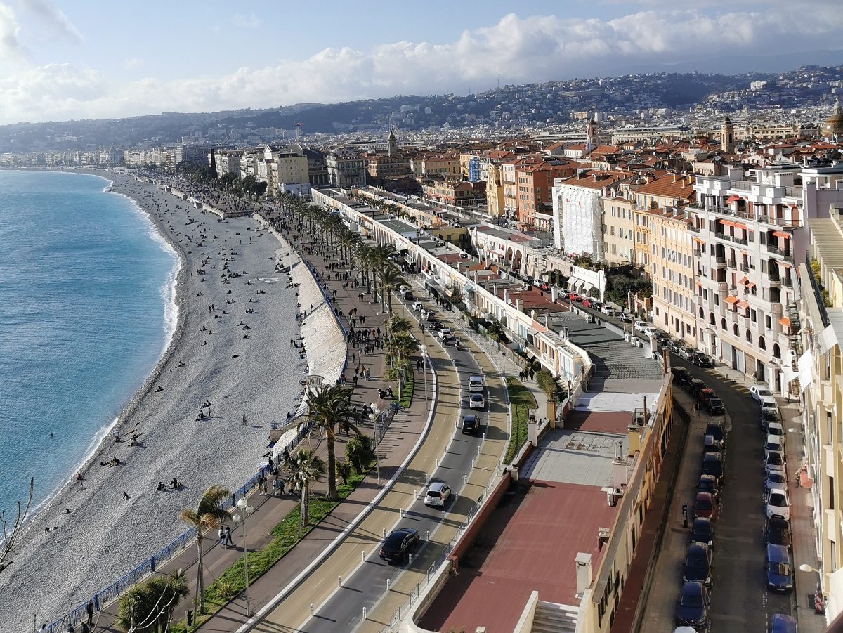 Nice et sa célèbre promenade des Anglais le long de la mer.