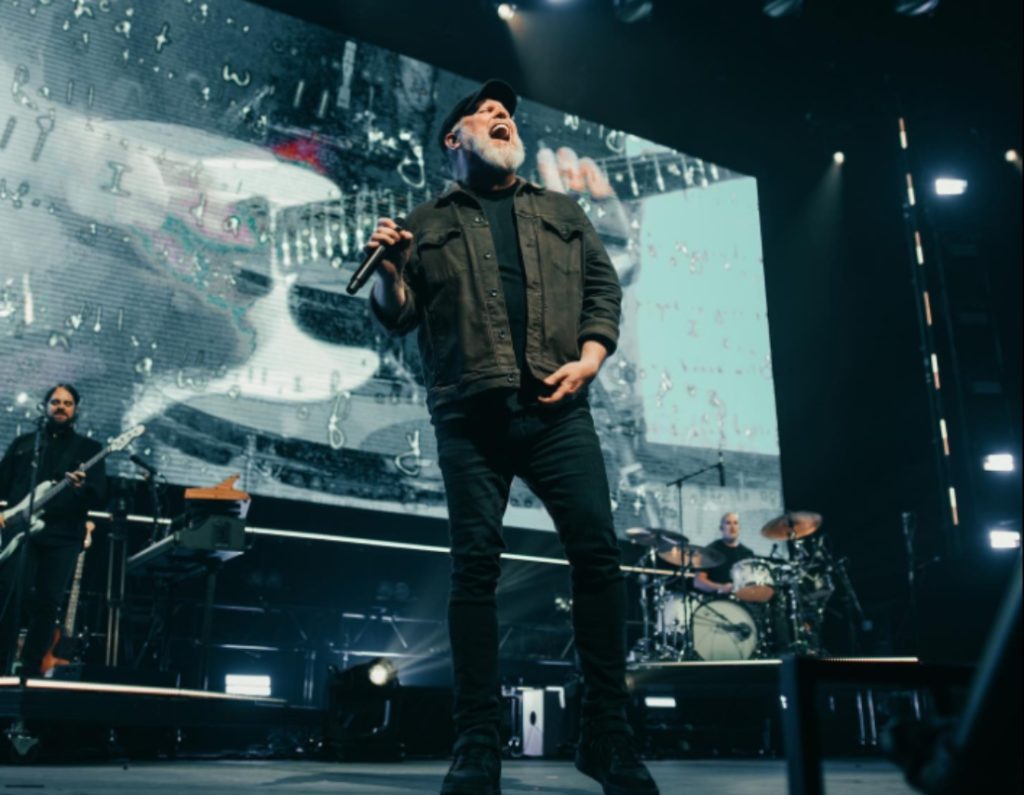 Le chanteur de MercyMe chante sur scène durant un grand concert