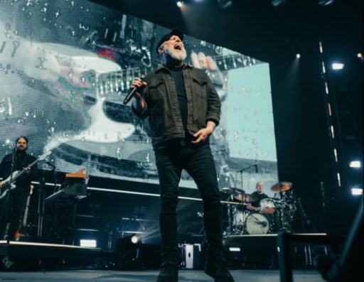 Le chanteur de MercyMe chante sur scène durant un grand concert