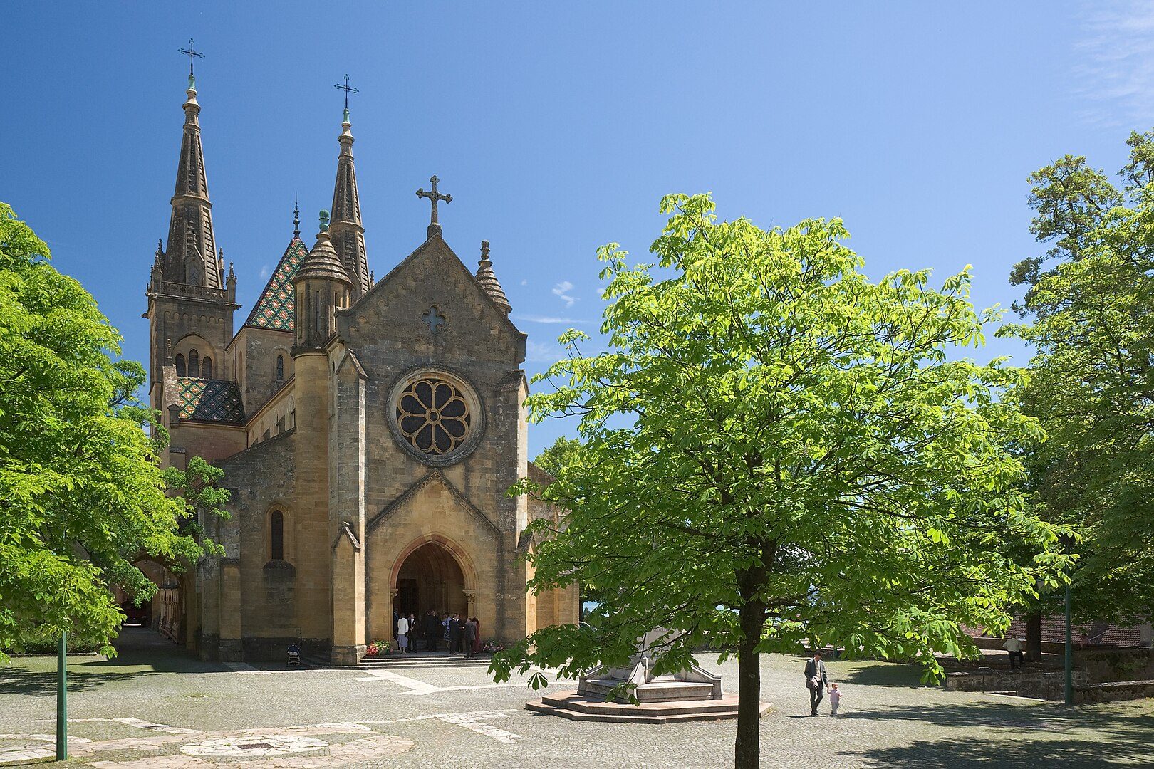 La collégiale de Neuchâtel, grande église sur une place piétonne