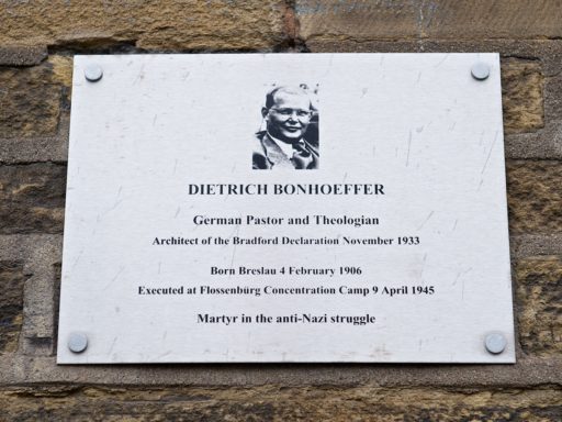 Plaque commémorative de Dietrich Bonhoeffer, pasteur et théologien, martyr de la Seconde Guerre Mondiale