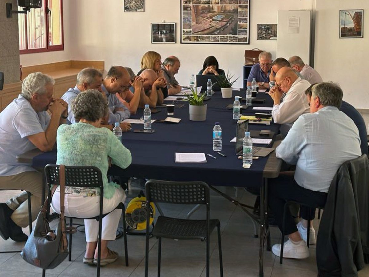 Les 17 dirigeants évangéliques d'Espagne prient autour d'une table de travail