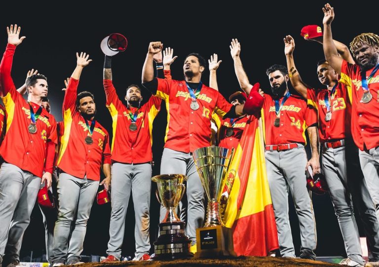 Les joueurs de baseball espagnols lèvent les mains vers le ciel après leur victoire