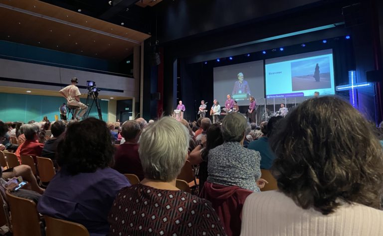 Journée annuelle de Portes Ouvertes Suisse à Yervdon-les-bains. Une salle remplie et mobilisée pour l'église persécutée.