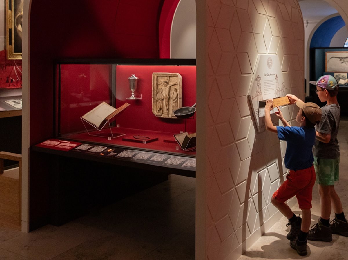 Deux enfants découvrent avec curiosités les œuvres du musée