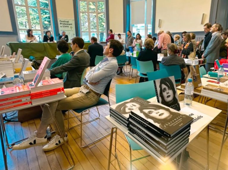 Des auteurs protestants échangent avec les visiteurs du Festival protestant du livre à Paris